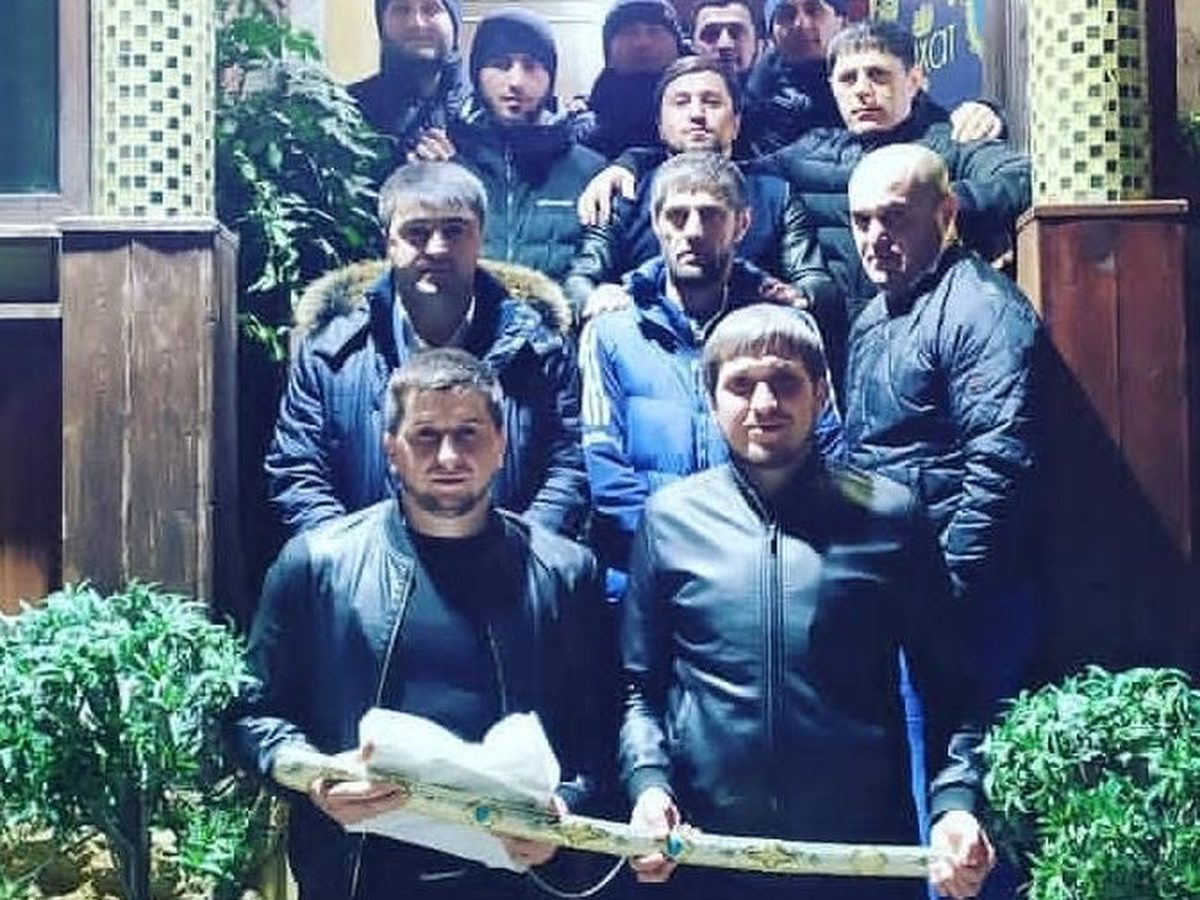 Члены команды у входа в заведение